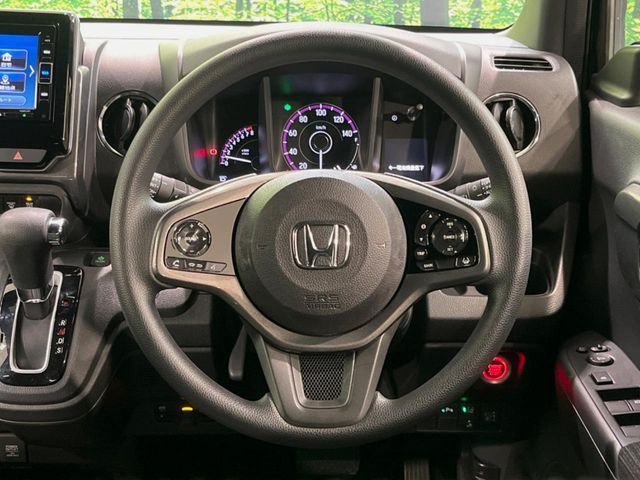 �C���e���A�ɍ��킹���f�U�C���̃X�e�A�����O�́A�^�]�������̂��Ƃ��l���A�^�]���₷���`��A�傫���ł��B�����x�A���ۂɐG���Ă��m���߂��������B