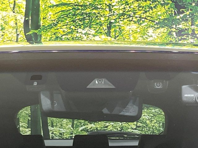 【トヨタセーフティセンス】走行中に前方の車両等を認識し、衝突しそうな時は警報とブレーキで衝突回避と被害軽減をアシスト。より安全にドライブをお楽しみいただけます。