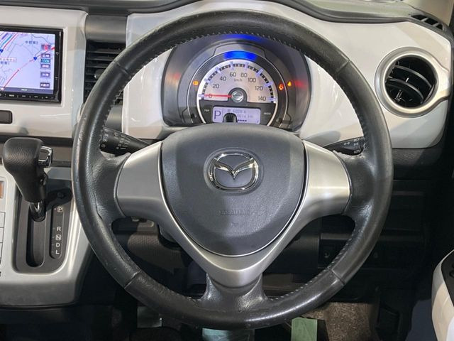 �C���e���A�ɍ��킹���f�U�C���̃X�e�A�����O�́A�^�]�������̂��Ƃ��l���A�^�]���₷���`��A�傫���ł��B�����x�A���ۂɐG���Ă��m���߂��������B