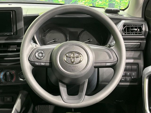 �C���e���A�ɍ��킹���f�U�C���̃X�e�A�����O�́A�^�]�������̂��Ƃ��l���A�^�]���₷���`��A�傫���ł��B�����x�A���ۂɐG���Ă��m���߂��������B