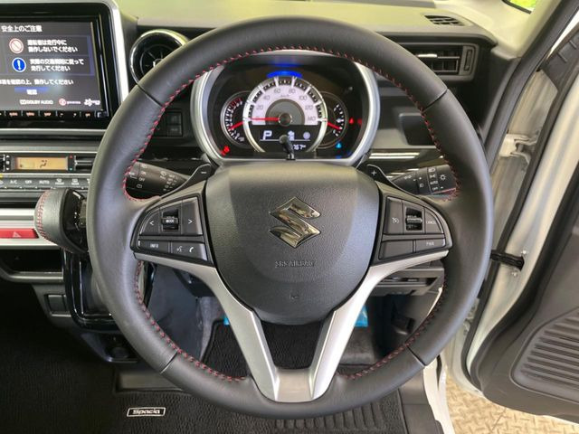 �C���e���A�ɍ��킹���f�U�C���̃X�e�A�����O�́A�^�]�������̂��Ƃ��l���A�^�]���₷���`��A�傫���ł��B�����x�A���ۂɐG���Ă��m���߂��������B