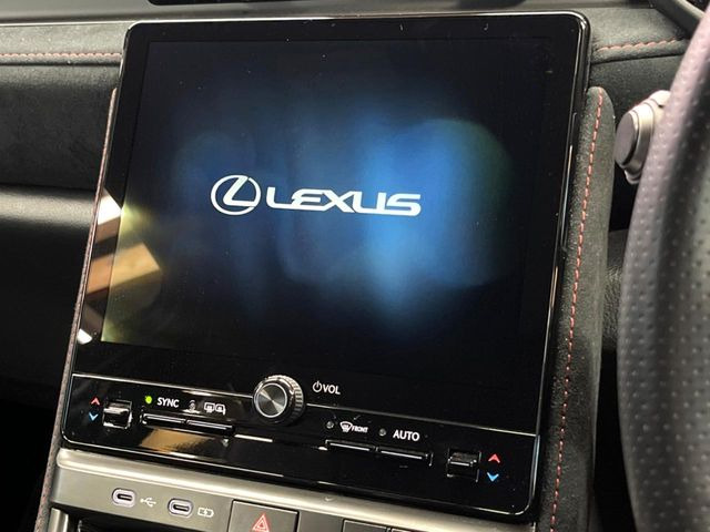 �y9.8�C���` �f�B�X�v���C�I�[�f�B�I�z���ʂ̃f�B�X�v���C��AppleCarPlay��AndroidAuto�����p�\�B�傫�ȉ�ʂŃX�}�z�i�r�A�v���������p���������܂���