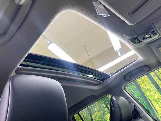 【サンルーフ】開放感たっぷりの希少装備、サンルーフが装着されています!車内に明かりを取り入れたり景色を楽しむ以外にも、車内の空気も簡単に換気できて快適です!