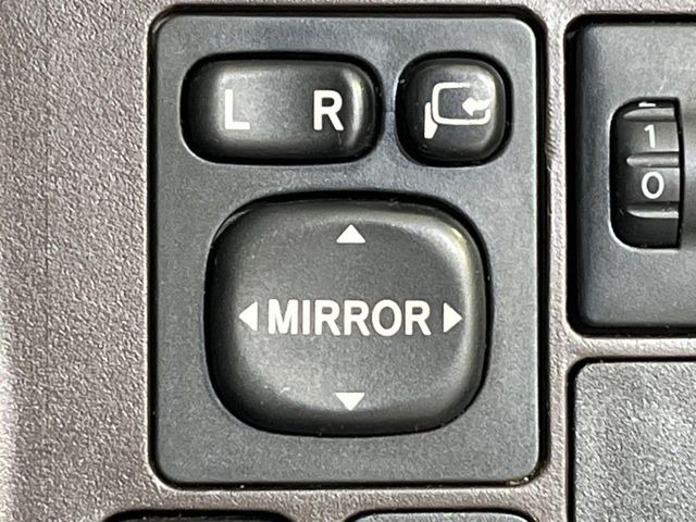 �y�d���i�[�~���[�z�T�C�h�~���[�͓d���i�[���ƂȂ��Ă���A�������ԏ�ł��L�Y�������X�N��}�����܂��B