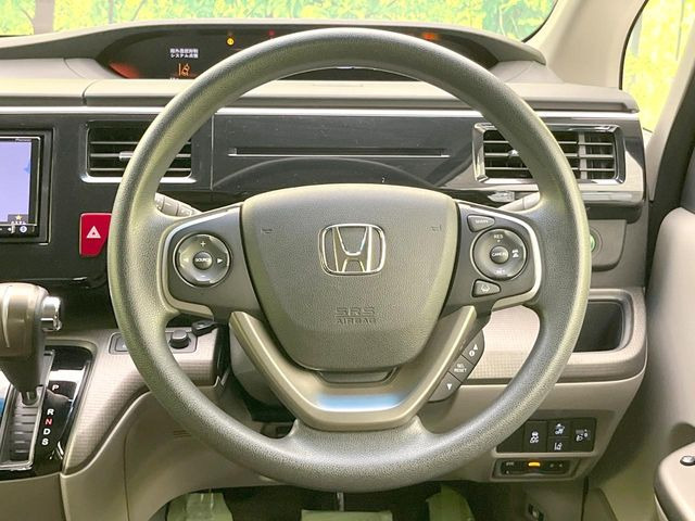 �C���e���A�ɍ��킹���f�U�C���̃X�e�A�����O�́A�^�]�������̂��Ƃ��l���A�^�]���₷���`��A�傫���ł��B�����x�A���ۂɐG���Ă��m���߂��������B