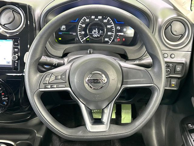 �C���e���A�ɍ��킹���f�U�C���̃X�e�A�����O�́A�^�]�������̂��Ƃ��l���A�^�]���₷���`��A�傫���ł��B�����x�A���ۂɐG���Ă��m���߂��������B