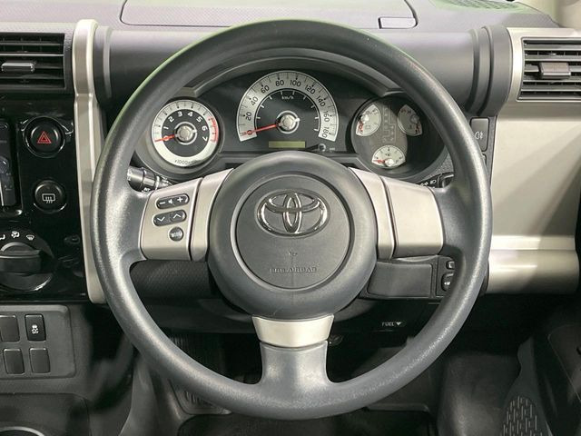 �C���e���A�ɍ��킹���f�U�C���̃X�e�A�����O�́A�^�]�������̂��Ƃ��l���A�^�]���₷���`��A�傫���ł��B�����x�A���ۂɐG���Ă��m���߂��������B