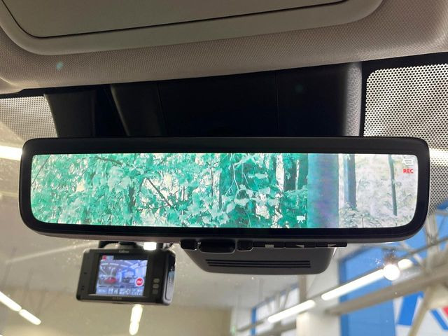 【デジタルインナーミラー】カメラが撮影した車両後方の映像をルームミラー内に表示。クリアな視界で状況の確認が可能です!※ドラレコ機能ご利用には別途SDカードをご用意いただく場合があります。