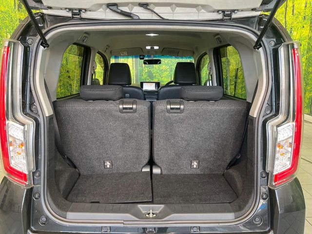 ���i�̂���������ʋ΁A���}���ɏ\���ȉ׎��X�y�[�X���m�ۂ��Ă���܂��B�Z�J���h�V�[�g��|���ƁA�傫�ȉו��̐ύڂ��\�ł���