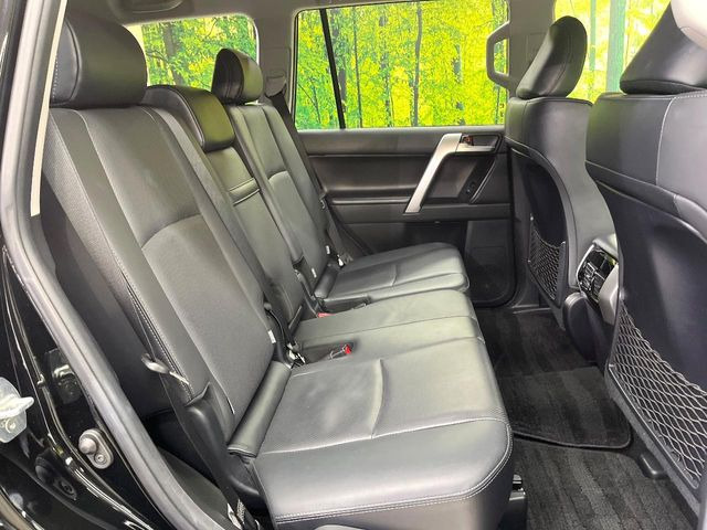 後部座席も気になるようなキズ・汚れやへたり等、大きなダメージはなく、良好な状態です。