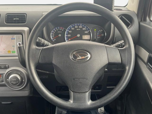 �C���e���A�ɍ��킹���f�U�C���̃X�e�A�����O�́A�^�]�������̂��Ƃ��l���A�^�]���₷���`��A�傫���ł��B�����x�A���ۂɐG���Ă��m���߂��������B