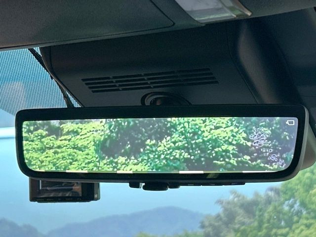 【デジタルインナーミラー】後席の大きな荷物や同乗者で後方が確認しづらい時でも安心!カメラが撮影した車両後方の映像をルームミラー内に表示。クリアな視界で状況の確認が可能です!