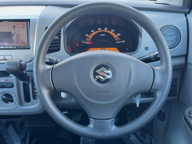 �C���e���A�ɍ��킹���f�U�C���̃X�e�A�����O�́A�^�]�������̂��Ƃ��l���A�^�]���₷���`��A�傫���ł��B�����x�A���ۂɐG���Ă��m���߂��������B