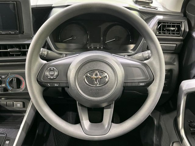 �C���e���A�ɍ��킹���f�U�C���̃X�e�A�����O�́A�^�]�������̂��Ƃ��l���A�^�]���₷���`��A�傫���ł��B�����x�A���ۂɐG���Ă��m���߂��������B