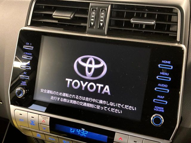 【メーカー純正ナビ】インテリアに溶け込むスタイリッシュな「専用設計」メーカーナビを装備♪視認性や操作性など基本性能にも優れ、より上質なカーライフをお楽しみいただけます。