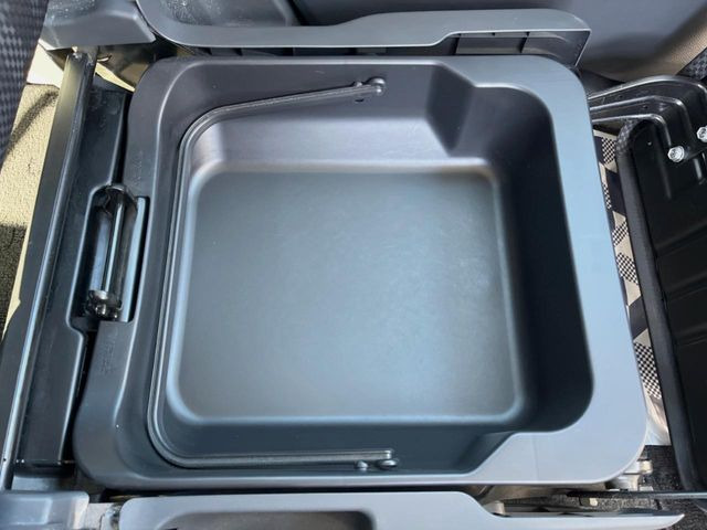 �y�V�[�g�A���_�[�{�b�N�X�z�V�[�g�̉��ɑ�e�ʂ̎��[�X�y�[�X��������Ă���A�C���ԃO�b�Y�ȂǁA�O���猩��ꂽ���Ȃ����̂�����������[�ł��ĕ֗�!