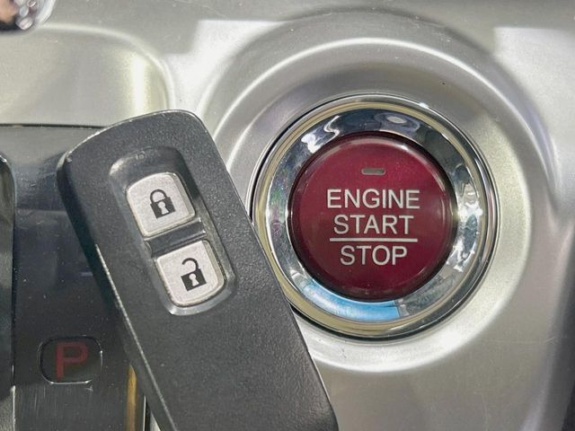 �yHonda�X�}�[�g�L�[�z�J�o����|�P�b�g�ɓ��ꂽ�܂܂ł��h�A�̎{���E�������\�ȃX�}�[�g�L�[�𑕔��B�G���W���̃I���E�I�t�����J�M�����o���K�v����������Ƃ��Ă��֗��ł���