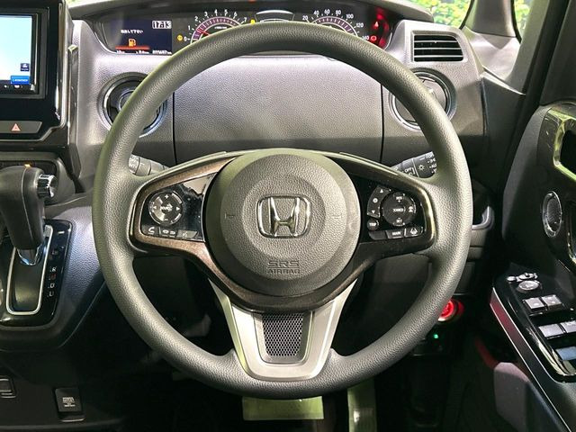 �C���e���A�ɍ��킹���f�U�C���̃X�e�A�����O�́A�^�]�������̂��Ƃ��l���A�^�]���₷���`��A�傫���ł��B�����x�A���ۂɐG���Ă��m���߂��������B