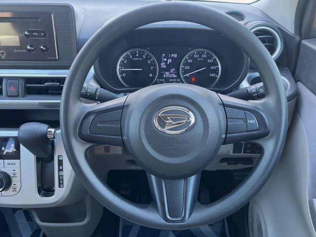 �C���e���A�ɍ��킹���f�U�C���̃X�e�A�����O�́A�^�]�������̂��Ƃ��l���A�^�]���₷���`��A�傫���ł��B�����x�A���ۂɐG���Ă��m���߂��������B