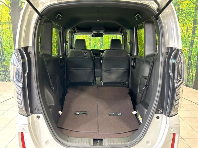 ���i�̂���������ʋ΁A���}���ɏ\���ȉ׎��X�y�[�X���m�ۂ��Ă���܂��B�Z�J���h�V�[�g��|���ƁA�傫�ȉו��̐ύڂ��\�ł���