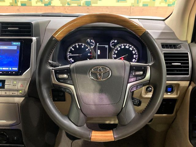 【ウッドコンビステアリング】高級感ある木目調パーツを採用した手に良く馴染むコンビハンドル。運転席廻りの雰囲気も一気に豪華になります!