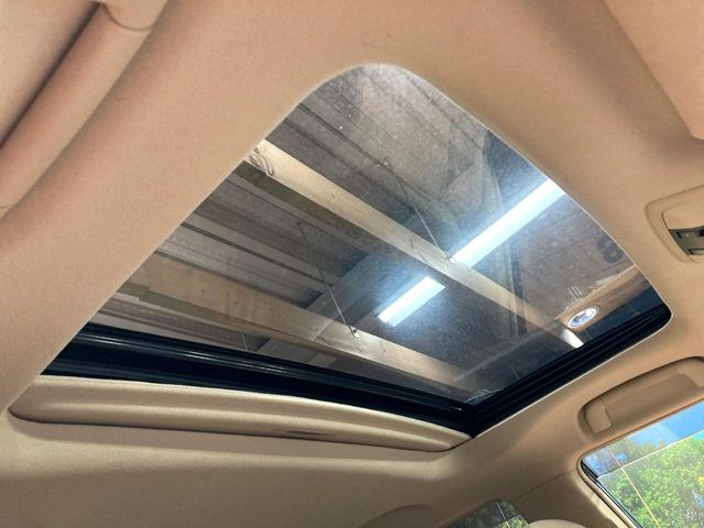 運転席シート廻りは使用感も少なく、良好な状態となっています。前オーナー様が丁寧に使っていたことがよくわかりますね。