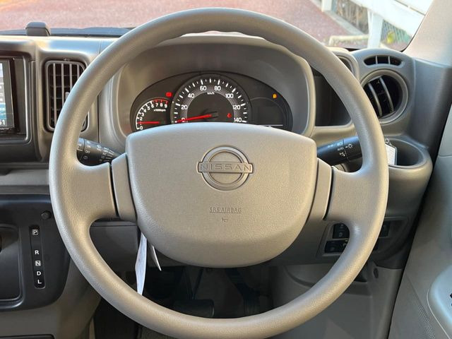 �C���e���A�ɍ��킹���f�U�C���̃X�e�A�����O�́A�^�]�������̂��Ƃ��l���A�^�]���₷���`��A�傫���ł��B�����x�A���ۂɐG���Ă��m���߂��������B