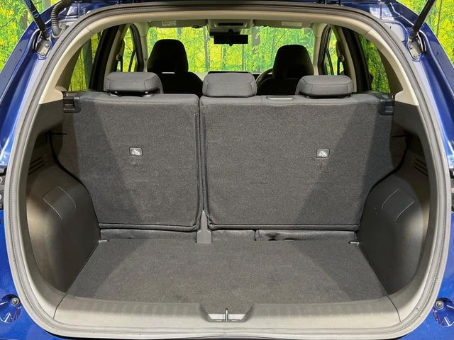 ���i�̂���������ʋ΁A���}���ɏ\���ȉ׎��X�y�[�X���m�ۂ��Ă���܂��B�Z�J���h�V�[�g��|���ƁA�傫�ȉו��̐ύڂ��\�ł���