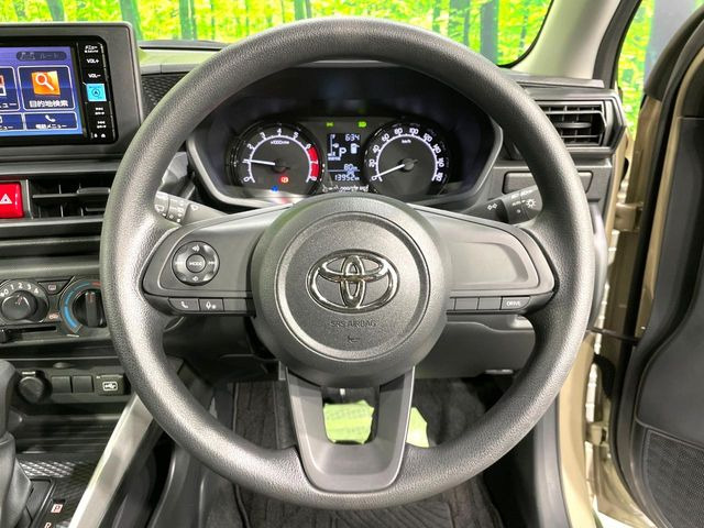 �C���e���A�ɍ��킹���f�U�C���̃X�e�A�����O�́A�^�]�������̂��Ƃ��l���A�^�]���₷���`��A�傫���ł��B�����x�A���ۂɐG���Ă��m���߂��������B