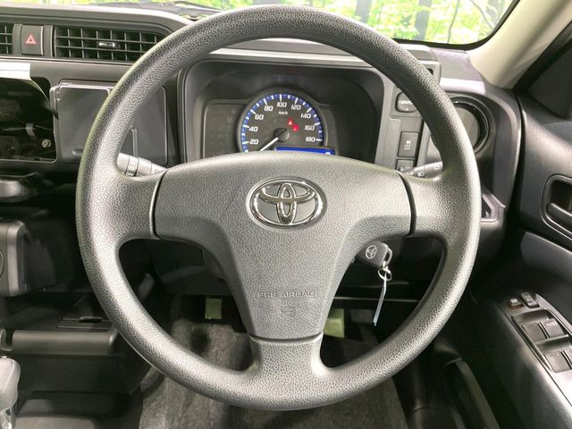 �C���e���A�ɍ��킹���f�U�C���̃X�e�A�����O�́A�^�]�������̂��Ƃ��l���A�^�]���₷���`��A�傫���ł��B�����x�A���ۂɐG���Ă��m���߂��������B