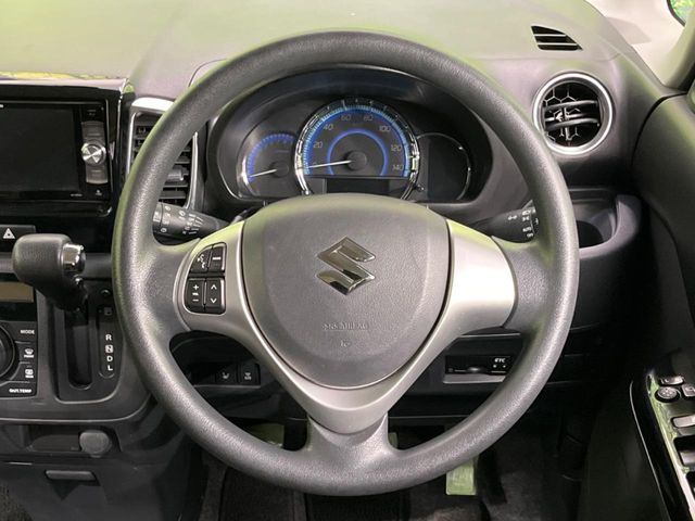 �C���e���A�ɍ��킹���f�U�C���̃X�e�A�����O�́A�^�]�������̂��Ƃ��l���A�^�]���₷���`��A�傫���ł��B�����x�A���ۂɐG���Ă��m���߂��������B