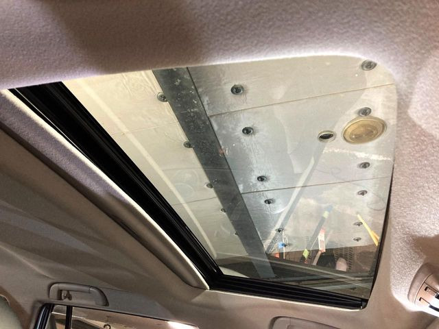 【サンルーフ】開放感たっぷりの希少装備、サンルーフが装着されています!車内に明かりを取り入れたり景色を楽しむ以外にも、車内の空気も簡単に換気できて快適です!