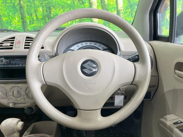 �C���e���A�ɍ��킹���f�U�C���̃X�e�A�����O�́A�^�]�������̂��Ƃ��l���A�^�]���₷���`��A�傫���ł��B�����x�A���ۂɐG���Ă��m���߂��������B