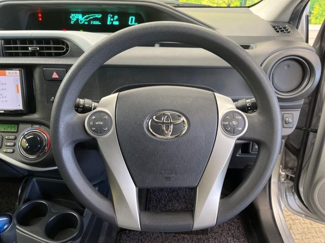 �C���e���A�ɍ��킹���f�U�C���̃X�e�A�����O�́A�^�]�������̂��Ƃ��l���A�^�]���₷���`��A�傫���ł��B�����x�A���ۂɐG���Ă��m���߂��������B