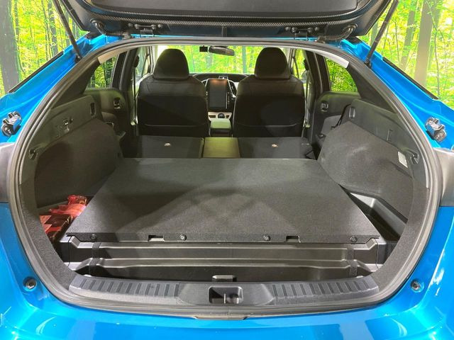 ���i�̂���������ʋ΁A���}���ɏ\���ȉ׎��X�y�[�X���m�ۂ��Ă���܂��B�Z�J���h�V�[�g��|���ƁA�傫�ȉו��̐ύڂ��\�ł���