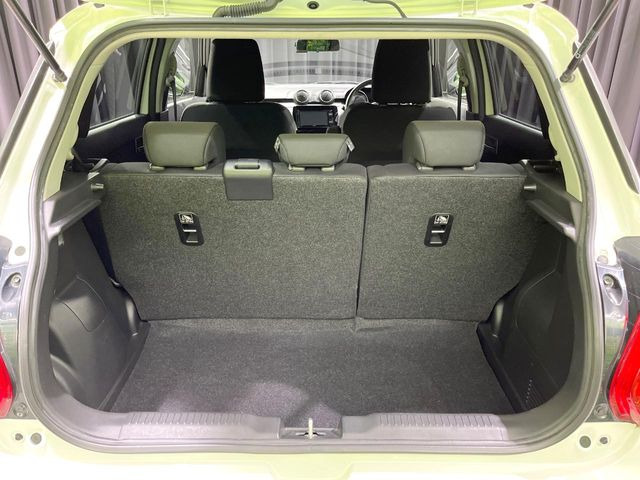 ���i�̂���������ʋ΁A���}���ɏ\���ȉ׎��X�y�[�X���m�ۂ��Ă���܂��B�Z�J���h�V�[�g��|���ƁA�傫�ȉו��̐ύڂ��\�ł���