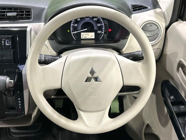 �C���e���A�ɍ��킹���f�U�C���̃X�e�A�����O�́A�^�]�������̂��Ƃ��l���A�^�]���₷���`��A�傫���ł��B�����x�A���ۂɐG���Ă��m���߂��������B