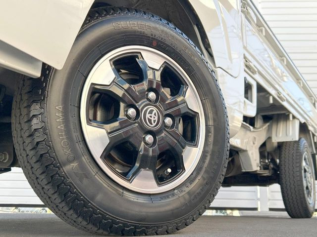 �y12�C���`�A���~�z�C�[���z�O�ςɃ}�b�`�����A���~�z�C�[���𑕒����Ă���܂��B�e��A���~�z�C�[����A�X�^�b�h���X�^�C�����戵�����Ă���܂��B���񂲑��k����������