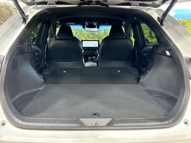 ���i�̂���������ʋ΁A���}���ɏ\���ȉ׎��X�y�[�X���m�ۂ��Ă���܂��B�Z�J���h�V�[�g��|���ƁA�傫�ȉו��̐ύڂ��\�ł���