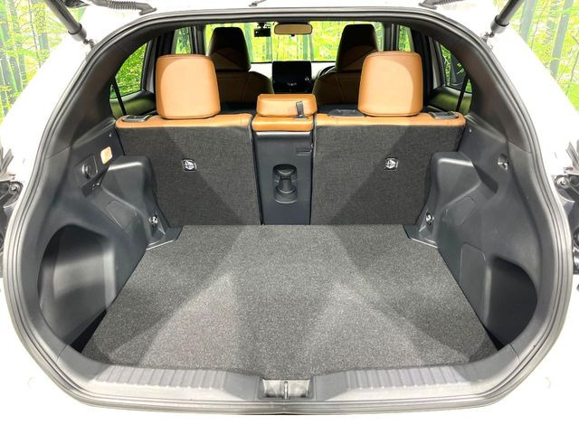 ���i�̂���������ʋ΁A���}���ɏ\���ȉ׎��X�y�[�X���m�ۂ��Ă���܂��B�Z�J���h�V�[�g��|���ƁA�傫�ȉו��̐ύڂ��\�ł���