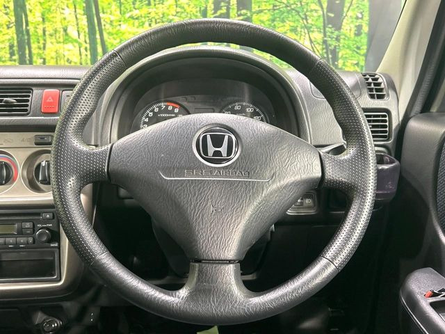 �C���e���A�ɍ��킹���f�U�C���̃X�e�A�����O�́A�^�]�������̂��Ƃ��l���A�^�]���₷���`��A�傫���ł��B�����x�A���ۂɐG���Ă��m���߂��������B