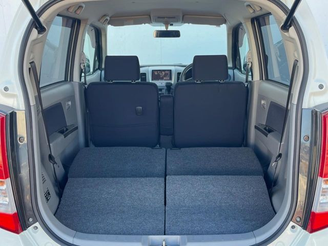 ���i�̂���������ʋ΁A���}���ɏ\���ȉ׎��X�y�[�X���m�ۂ��Ă���܂��B�Z�J���h�V�[�g��|���ƁA�傫�ȉו��̐ύڂ��\�ł���