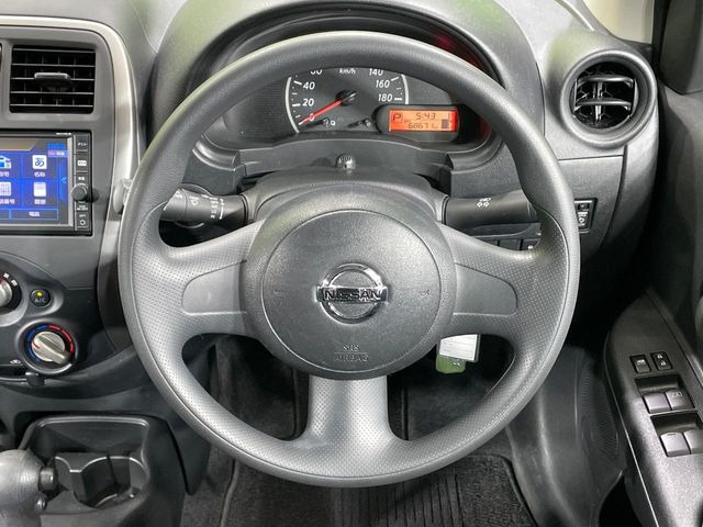 �C���e���A�ɍ��킹���f�U�C���̃X�e�A�����O�́A�^�]�������̂��Ƃ��l���A�^�]���₷���`��A�傫���ł��B�����x�A���ۂɐG���Ă��m���߂��������B