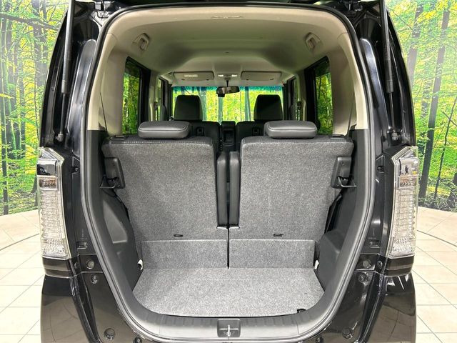 ���i�̂���������ʋ΁A���}���ɏ\���ȉ׎��X�y�[�X���m�ۂ��Ă���܂��B�Z�J���h�V�[�g��|���ƁA�傫�ȉו��̐ύڂ��\�ł���