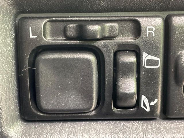 �y�d���i�[�~���[�z�T�C�h�~���[�͓d���i�[���ƂȂ��Ă���A�������ԏ�ł��L�Y�������X�N��}�����܂��B