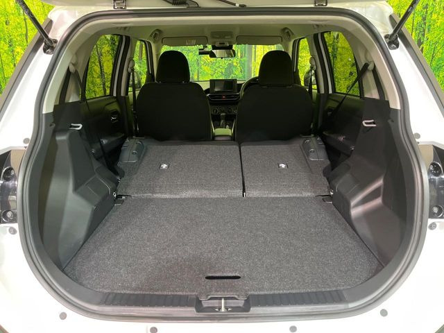 ���i�̂���������ʋ΁A���}���ɏ\���ȉ׎��X�y�[�X���m�ۂ��Ă���܂��B�Z�J���h�V�[�g��|���ƁA�傫�ȉו��̐ύڂ��\�ł���