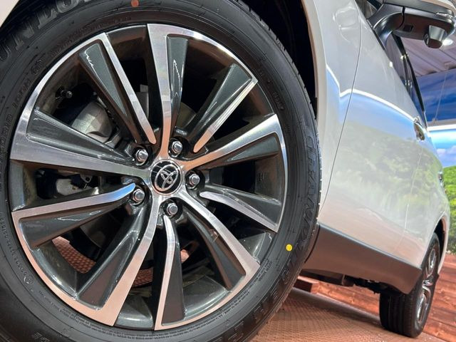 �y����18�C���`�A���~�z�C�[���z�O�ςɃ}�b�`���������A���~�z�C�[���𑕒����Ă���܂��B�e��ЊO�A���~�z�C�[����A�X�^�b�h���X�^�C�����戵�����Ă���܂��B���񂲑��k����������