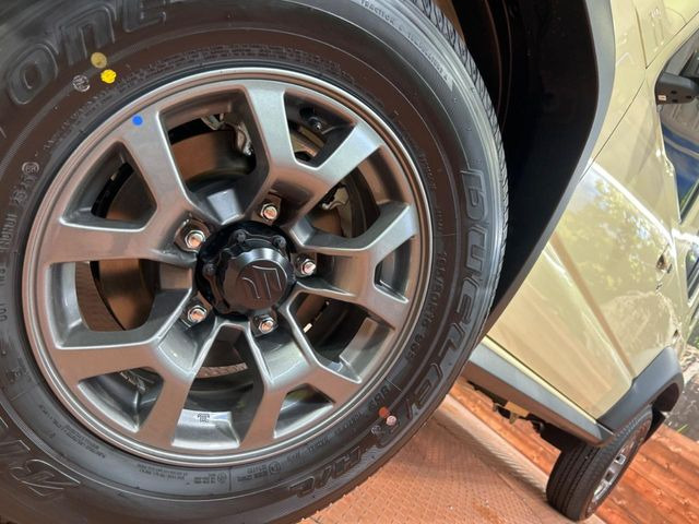 �y����15�C���`�A���~�z�C�[���z�O�ςɃ}�b�`���������A���~�z�C�[���𑕒����Ă���܂��B�e��ЊO�A���~�z�C�[����A�X�^�b�h���X�^�C�����戵�����Ă���܂��B���񂲑��k����������