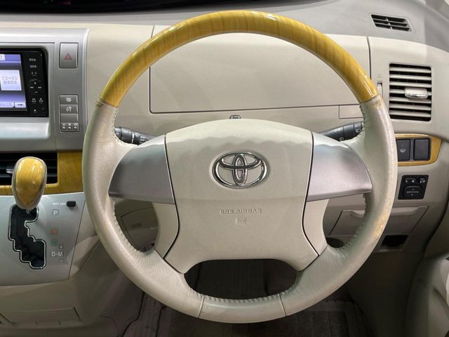 �C���e���A�ɍ��킹���f�U�C���̃X�e�A�����O�́A�^�]�������̂��Ƃ��l���A�^�]���₷���`��A�傫���ł��B�����x�A���ۂɐG���Ă��m���߂��������B