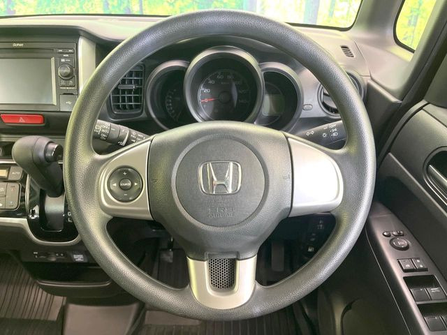 �C���e���A�ɍ��킹���f�U�C���̃X�e�A�����O�́A�^�]�������̂��Ƃ��l���A�^�]���₷���`��A�傫���ł��B�����x�A���ۂɐG���Ă��m���߂��������B